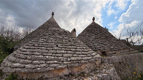 Ad 1 Km dal Paese, Trulli con Conversa e Terreno di 14.000 mq ca.